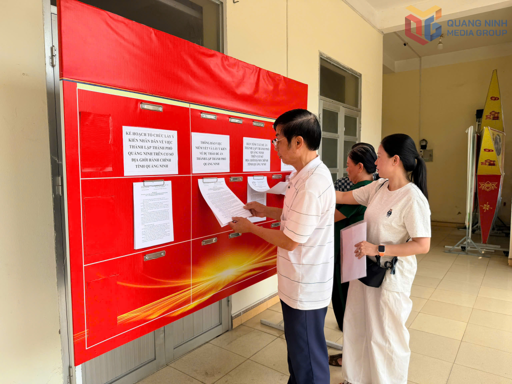 Nhân dân phường Hạ Long nghiên cứu đề án thành lập thành phố Quảng Ninh.