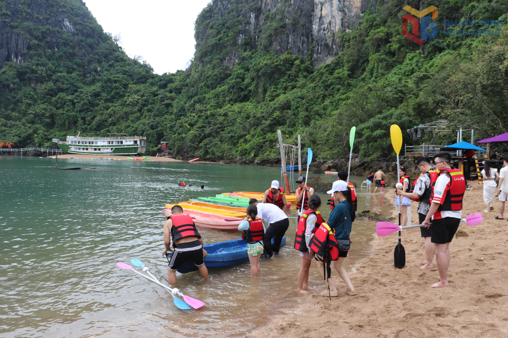 Du khách tham quan, tắm biển tại Vịnh Bái Tử Long. 