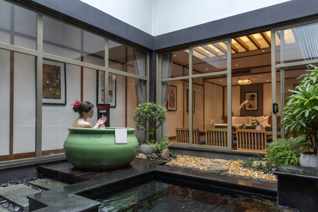 Du khách trải nghiệm dịch vụ tại Hilton Quang Hanh Onsen Resort.