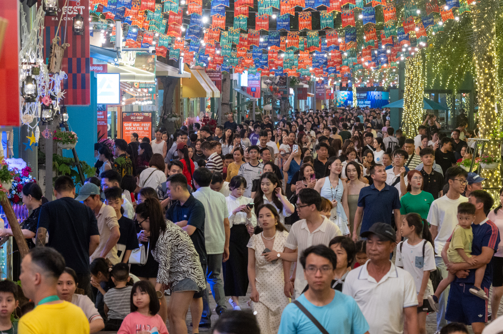 Du khách tấp nập tham quan, trải nghiệm chợ đêm VUI-Fest Ha Long