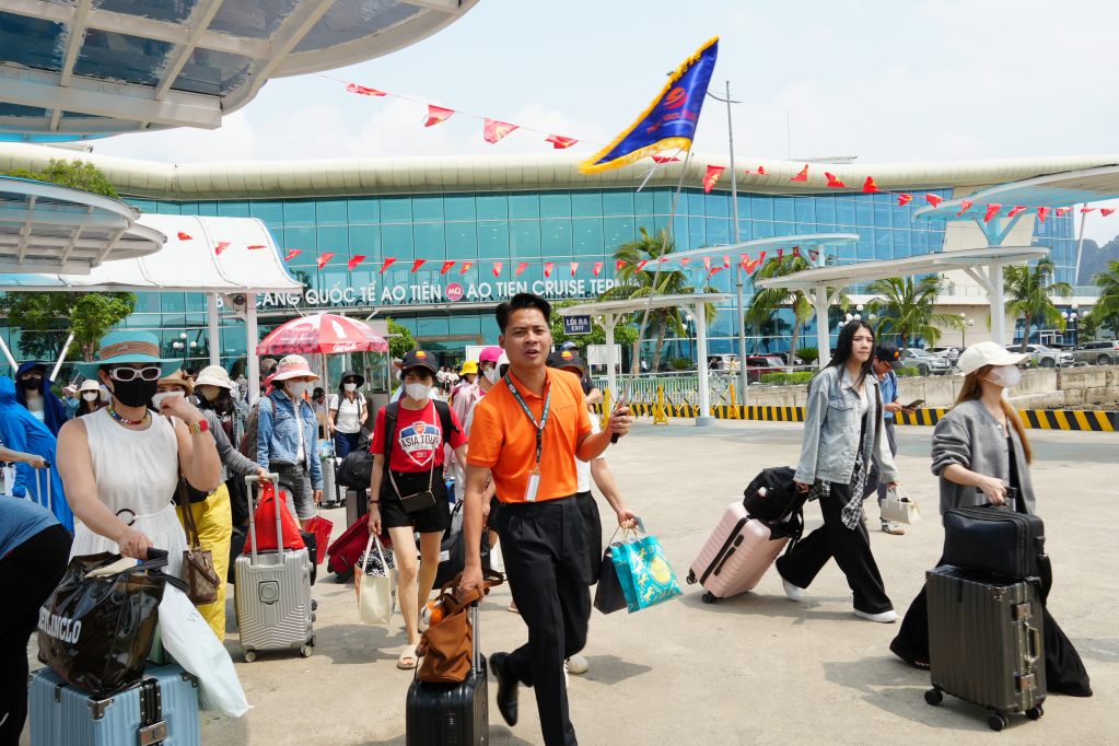 Khách du lịch đi các tuyến đảo từ Bến cảng cao cấp Ao Tiên.