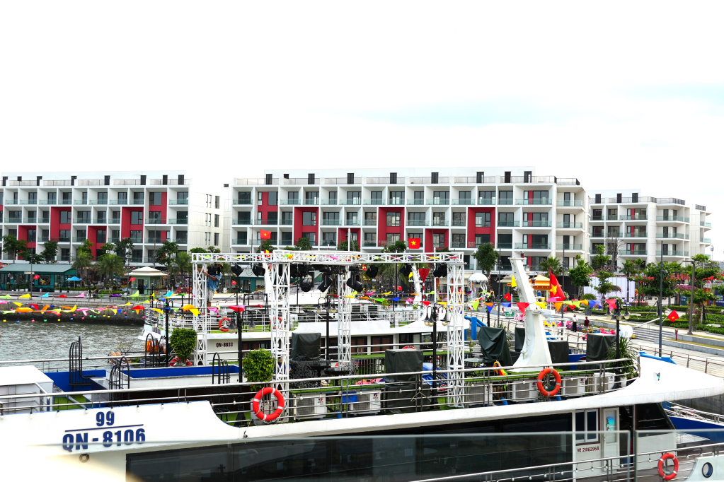 Các tàu trang trí cờ hoa rực rỡ. 