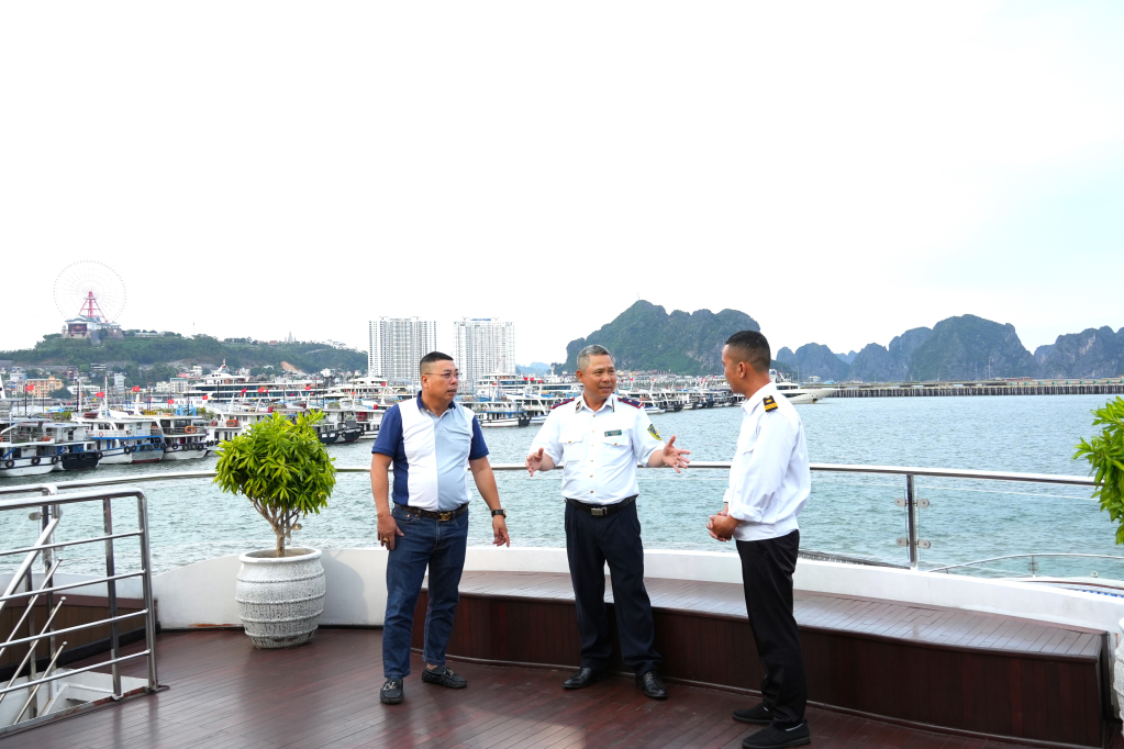 Lực lượng chức năng và đại diện Chi hội tàu du lịch Hạ Long kiểm tra công tác chuẩn bị của các tàu. 
