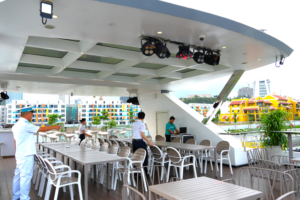 Tàu du lịch chủ động kiểm tra, rà soát hệ thống âm thanh, ánh sáng trên tàu. 