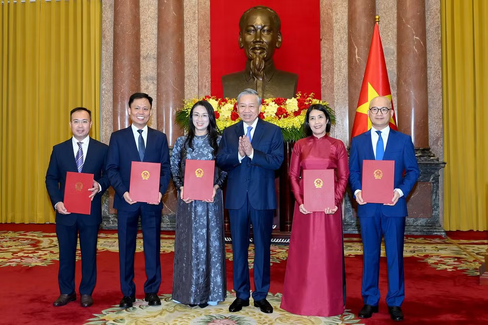 Tổng Bí thư, Chủ tịch nước Tô Lâm trao quyết định bổ nhiệm 5 Đại sứ Việt Nam tại nước ngoài <br>越南五名外交官被任命驻外大使 越共中央总书记、国家主席苏林颁发任命决定 1 2502293 2448164e657e05957443e53dcb803f41