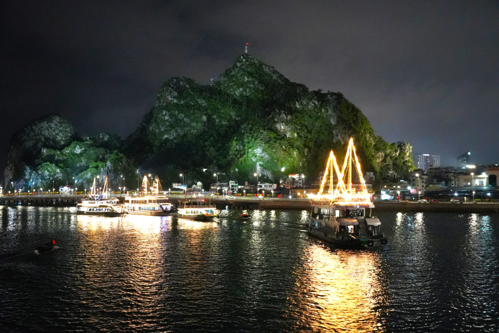 Các tàu di chuyển từ Cảng tàu khách quốc tế Hạ Long, Cảng tàu khách quốc tế Tuần Châu, qua cầu Bài Thơ để đến điểm tập kết tại Bãi tắm Hòn Gai. 