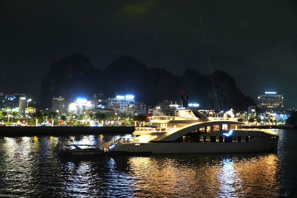 Các tàu đi dọc đường bao biển, hướng đến Quảng trường 30/10.