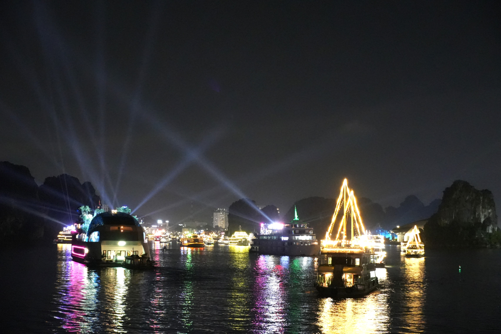Các tàu được trang trí đèn rực rỡ, tạo nên 