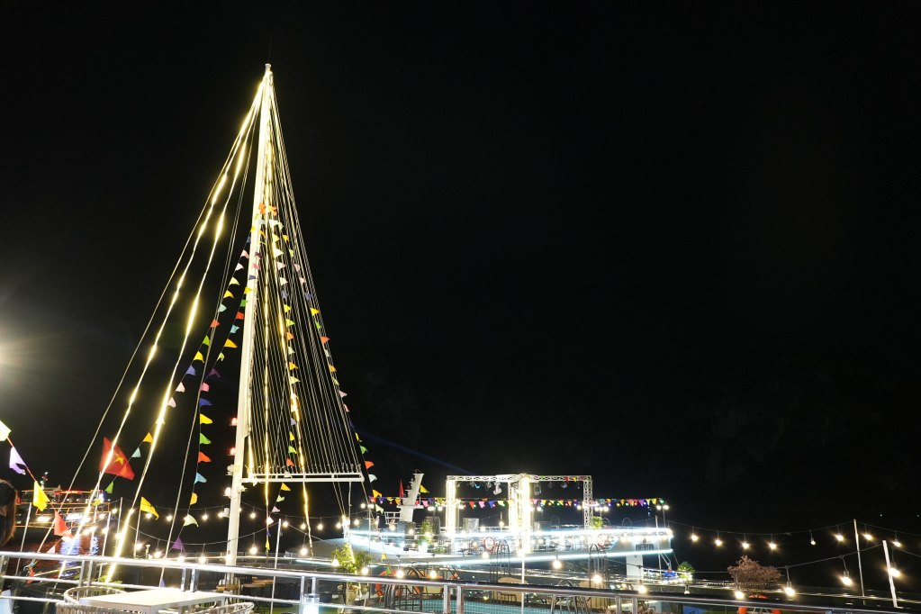 Những dải cờ màu sắc khiến các con tàu càng trở nên bắt mắt. 