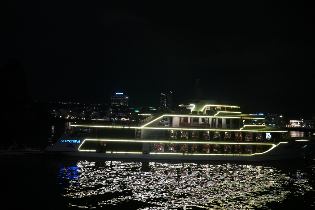 Du khách vừa trải nghiệm ẩm thực trên tàu, vừa ngắm cảnh ven bờ Vịnh Hạ Long. 