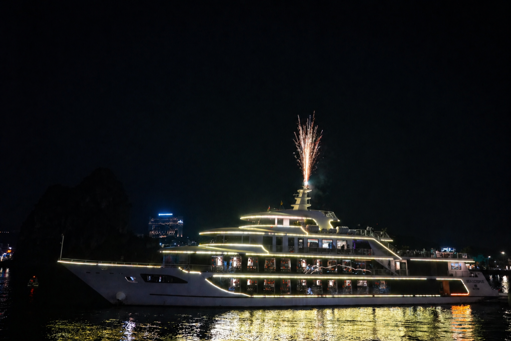 Các tàu sẽ có 10 phút bắn pháo hoa, tạo hiệu ứng đồng bộ với những hoạt động sôi động trên bờ.