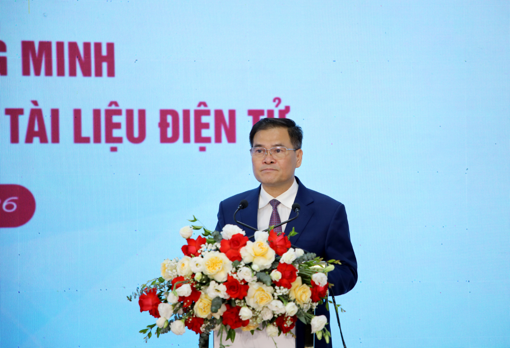 Đồng chí Bùi Văn Khắng, Phó Bí thư Tỉnh ủy, Chủ tịch UBND tỉnh, phát biểu tại buổi lễ.