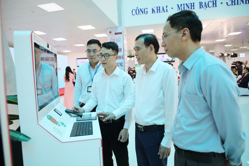 Các đại biểu tham quan trải nghiệm Kiosk thông minh.