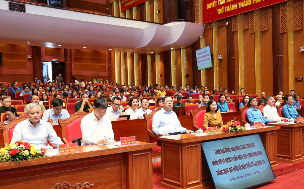 Phó Thủ tướng thường trực thăm Quảng Ninh và tặng quà