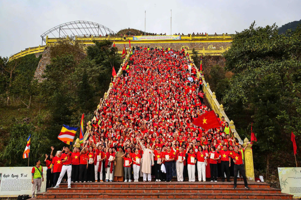 Gần 1.000 du khách