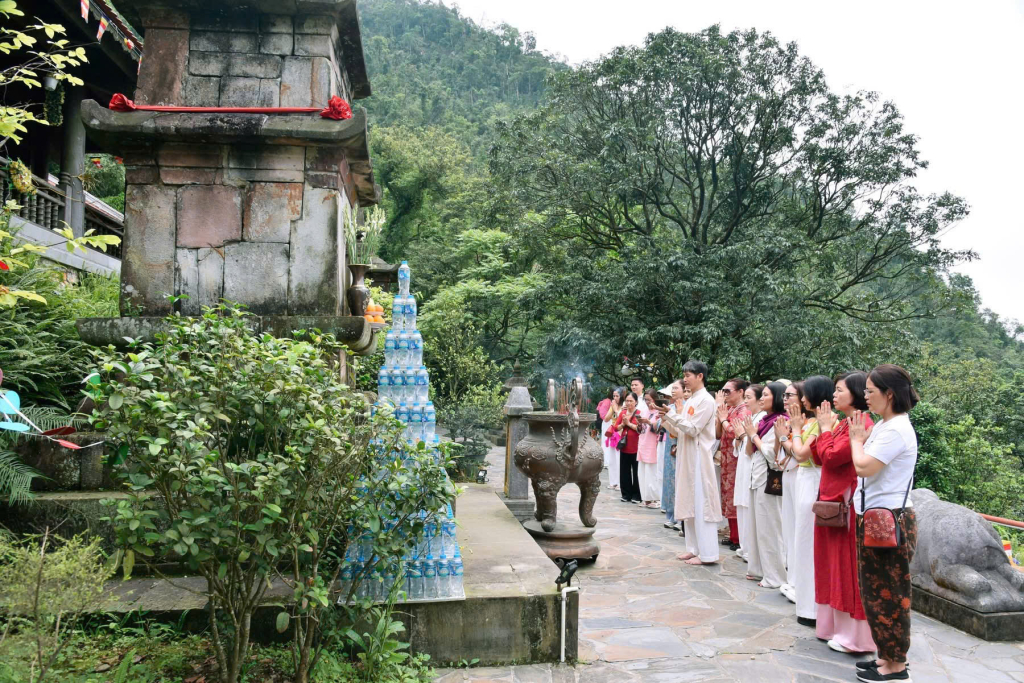 Du khách dâng hương tại Am Ngọa Vân.