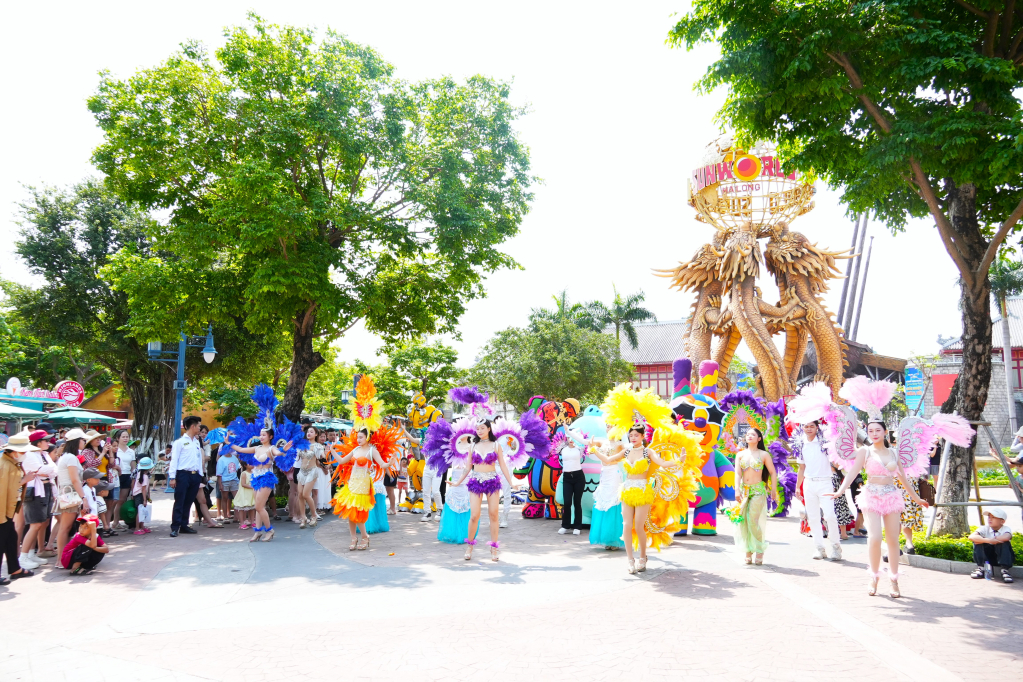 Không khí lễ hội tràn ngập, rực rỡ âm thanh và màu sắc mang đến trải nghiệm đáng nhớ cho du khách. 
