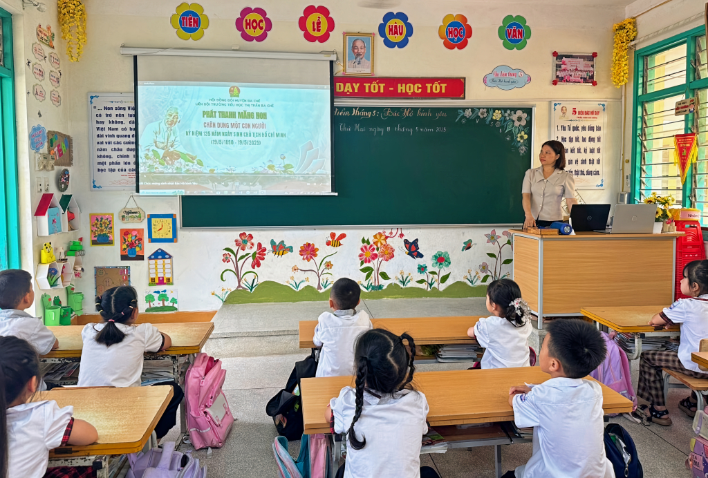 Tiết học ứng dụng bài giảng điện tử tại Trường Tiểu học Ba Chẽ giúp học sinh tiếp cận kiến thức trực quan hơn.