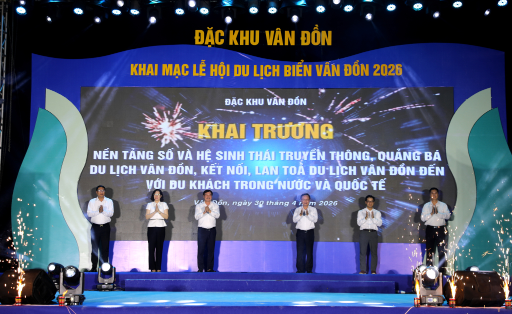 Các đại biểu thực hiện nghi thức khai trương nền tảng số và hệ sinh thái truyền thông, quảng bá du lịch Vân Đồn, kết nối, lan tỏa du lịch Vân Đồn đến với du khách trong nước và quốc tế.