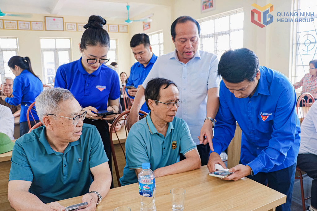 Đoàn thanh niên Đặc khu Vân Đồn hướng dẫn người dân cài đặt Sổ tay đảng viên điện tử.