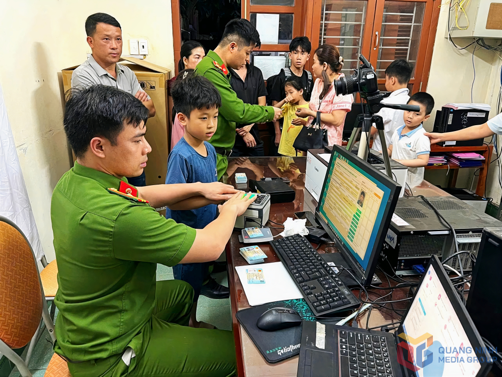 Công an đặc khu Vân Đồn thực hiện việc cấp căn cước, định danh điện tử cho học sinh.