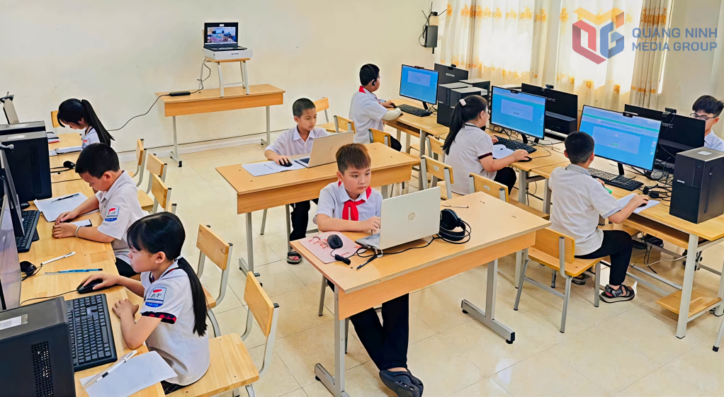 Học sinh Trường Tiểu học Ba Chẽ tham gia các cuộc thi trực tuyến tại phòng máy tính của nhà trường.