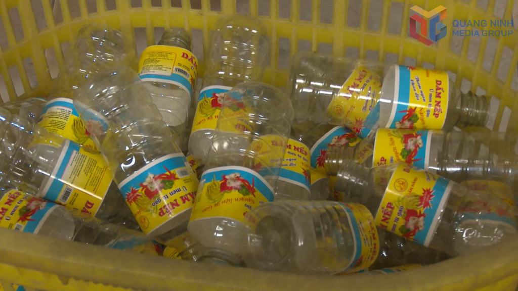 Các chai lọ dán tem 