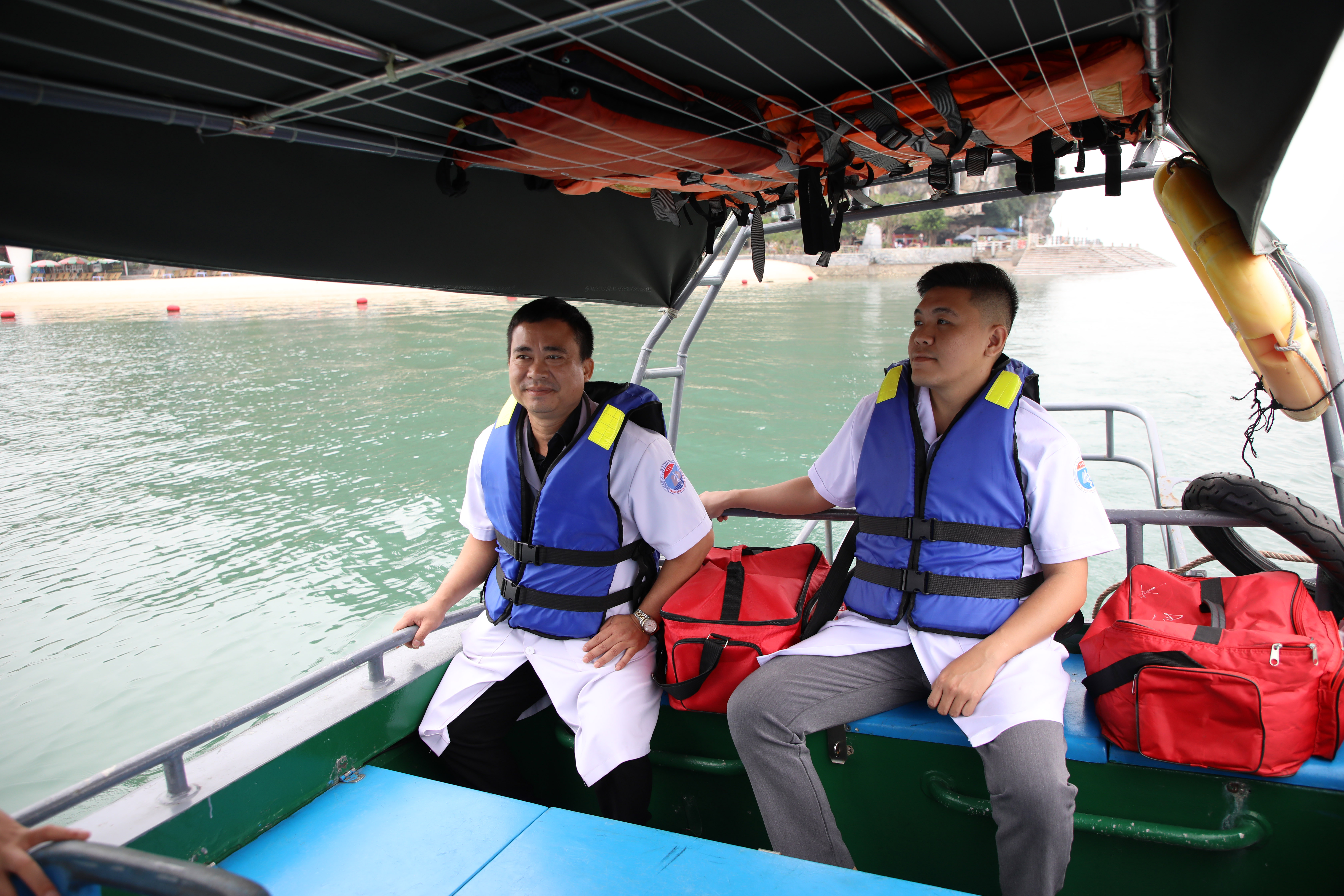 Kíp trực y tế di chuyển bằng xuồng lưu động tới các điểm tham quan để trực ứng cứu, sẵn sàng tiếp cận nhanh, xử trí kịp thời các tình huống y tế phát sinh, đảm bảo an toàn cho du khách trên Vịnh Hạ Long.