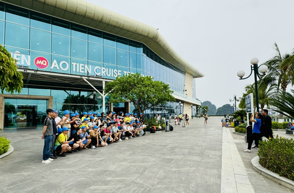 Du khách háo hức check-in tại bến cảng Ao Tiên trước giờ khởi hành ra đảo.
