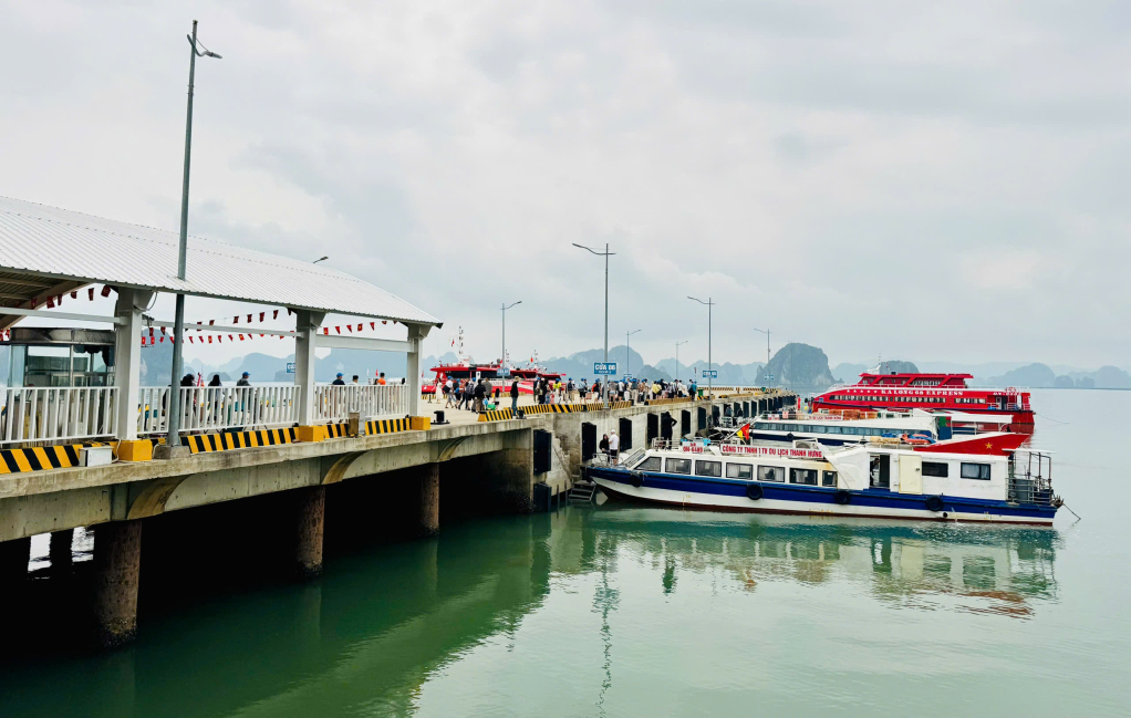 Các chuyến tàu cao tốc liên tục xuất bến đưa du khách ra các tuyến đảo.
