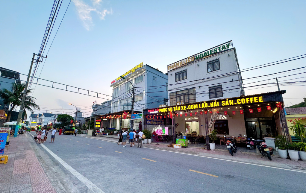 Hạ tầng lưu trú, phục vụ ăn uống trên đảo Minh Châu được đầu tư nâng cấp.