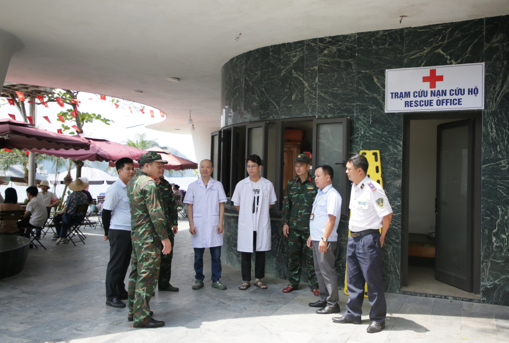 Công tác kiểm tra thường trực tại trạm cứu nạn cứu hộ trên đảo Titop.