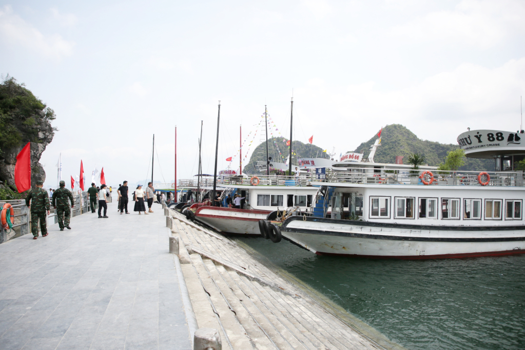 Tàu du lịch cập bến đảo Titop.