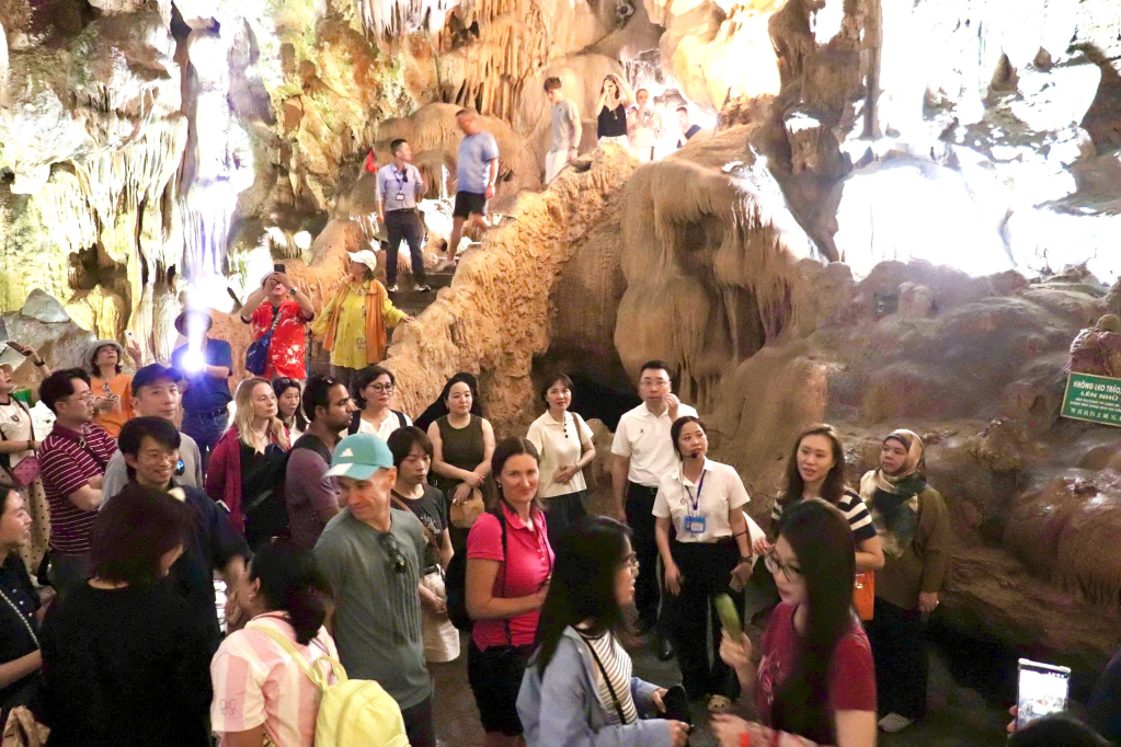 Du khách tham quan động Thiên Cung.