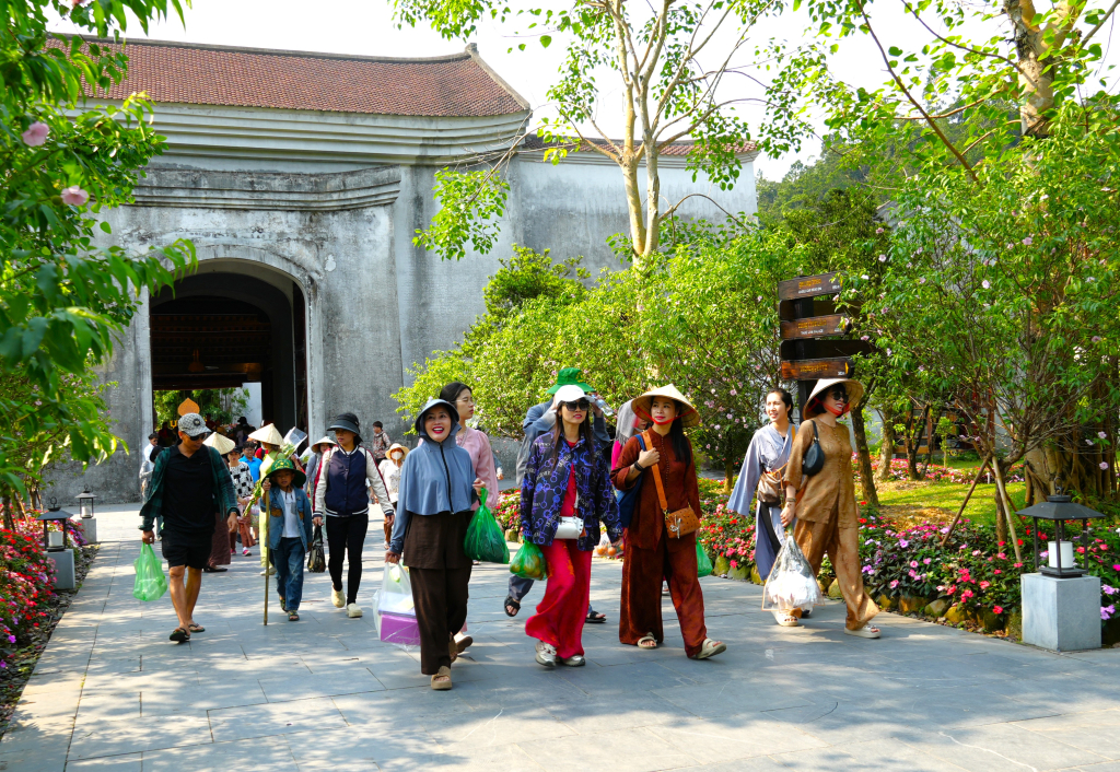 Du khách hành hương về Yên Tử để chiêm bái.