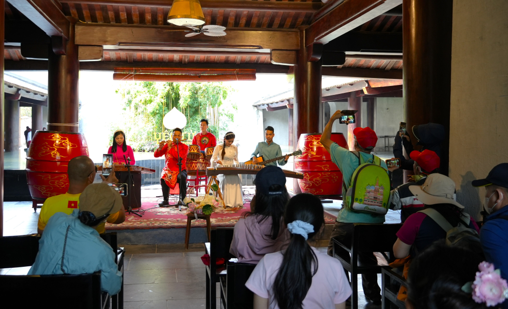 Du khách hào hứng với các chương trình nghệ thuật tại Làng Nương.