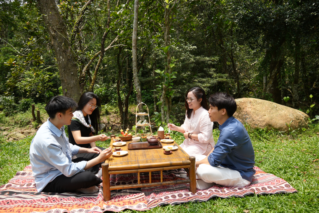 Du khách thưởng thức các set trà chiều bên suối,  ngắm cảnh và thư giãn sau những ngày làm việc bận rộn.