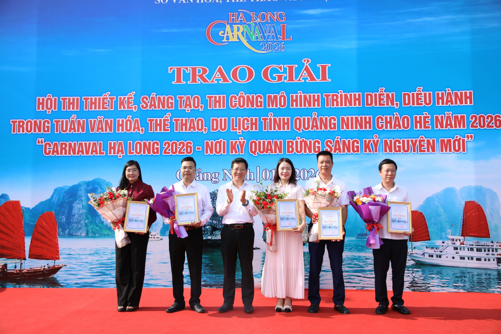 Ban tổ chức trao giải nhất cho các địa phương  đạt giải tại hội thi.