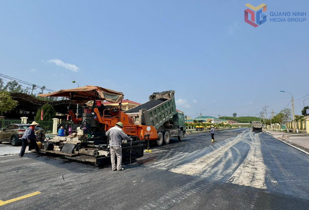 Nhà thầu thi công thảm asphalt dự án chỉnh trang, nâng cấp hạ tầng khu tái định cư Đoàn Kết (đặc khu Vân Đồn). Ảnh: Mạnh Trường