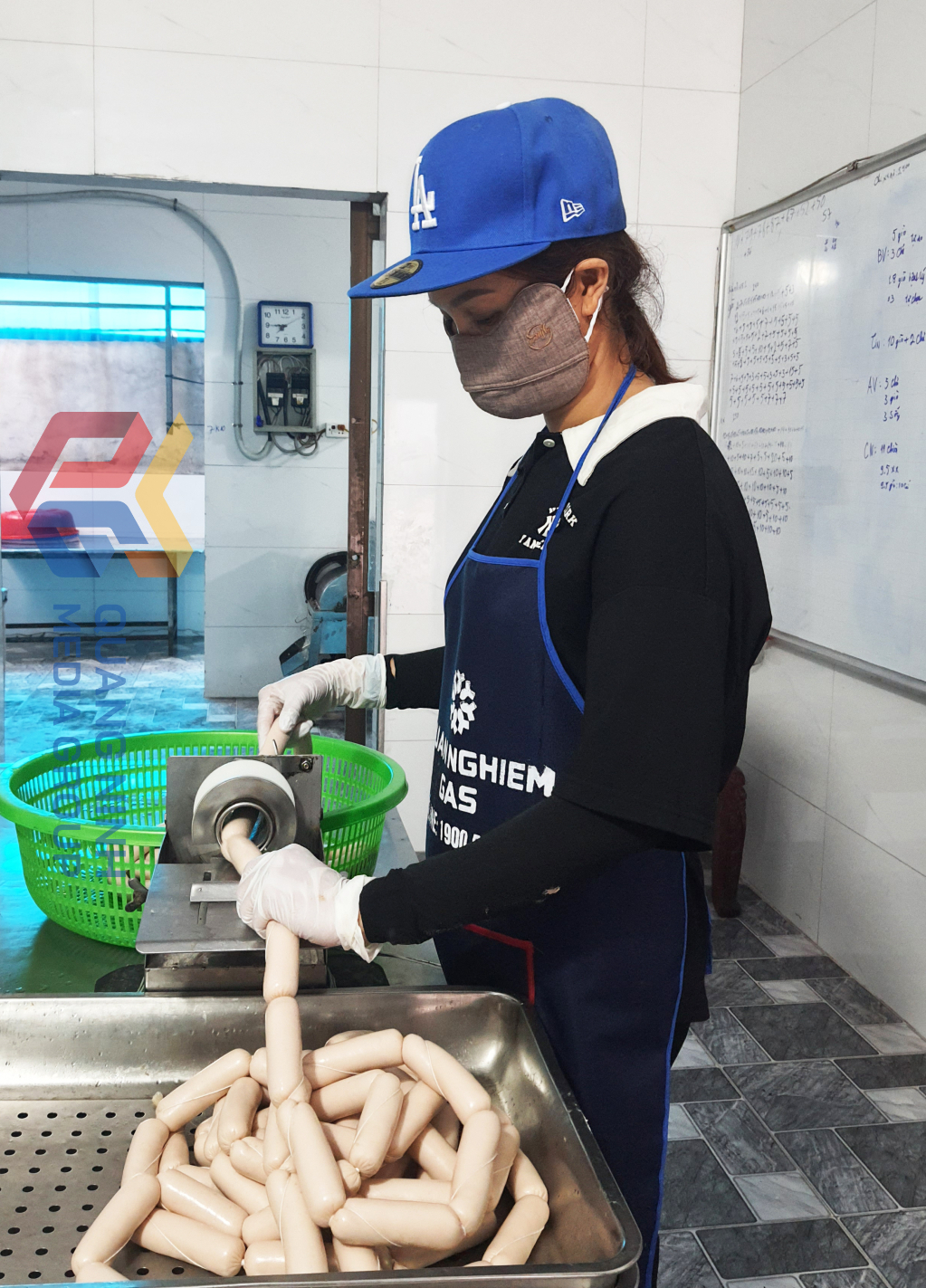 Sản xuất xúc xích tại cơ sở giò chả Đức Cường, phường Uông Bí.