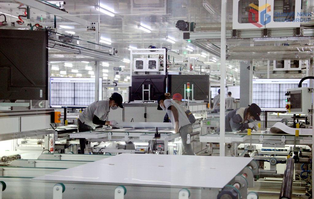 Sản xuất tấm quang năng tại Nhà máy Jinko Solar (KCN Sông Khoai). Ảnh: Mạnh Trường