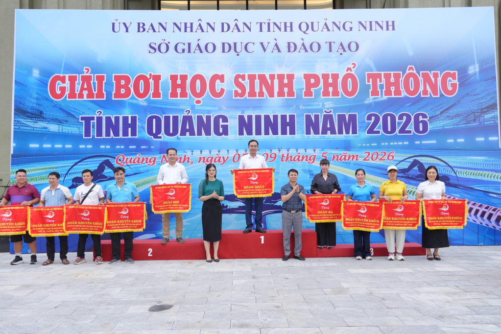 Trao giải cho khối xã phường tại giải bơi.
