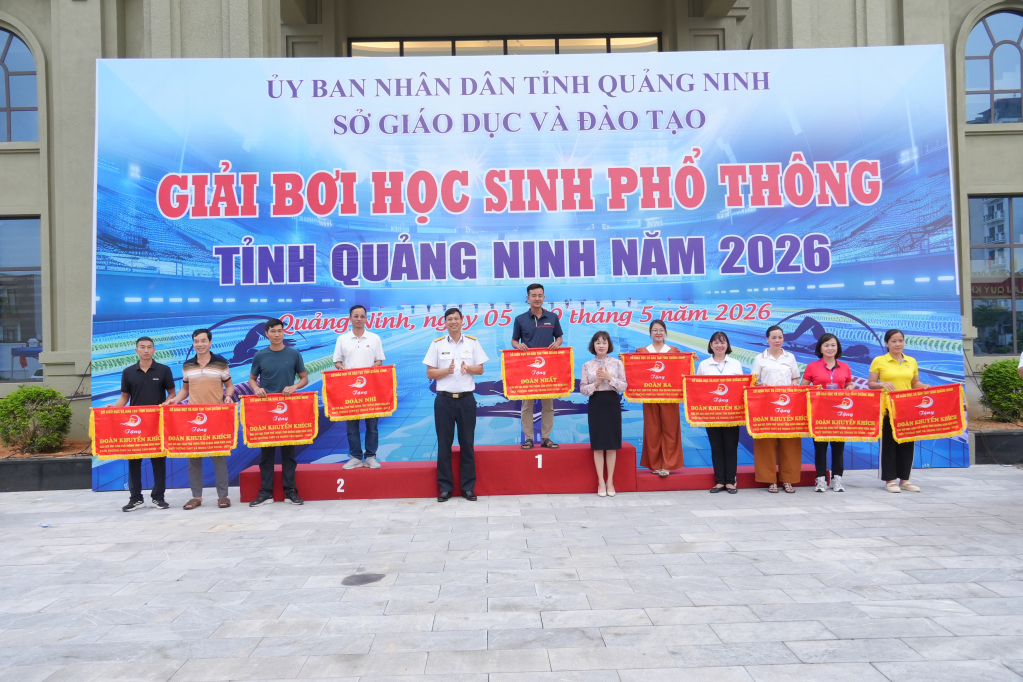 Trao giải cho khối THPT.
