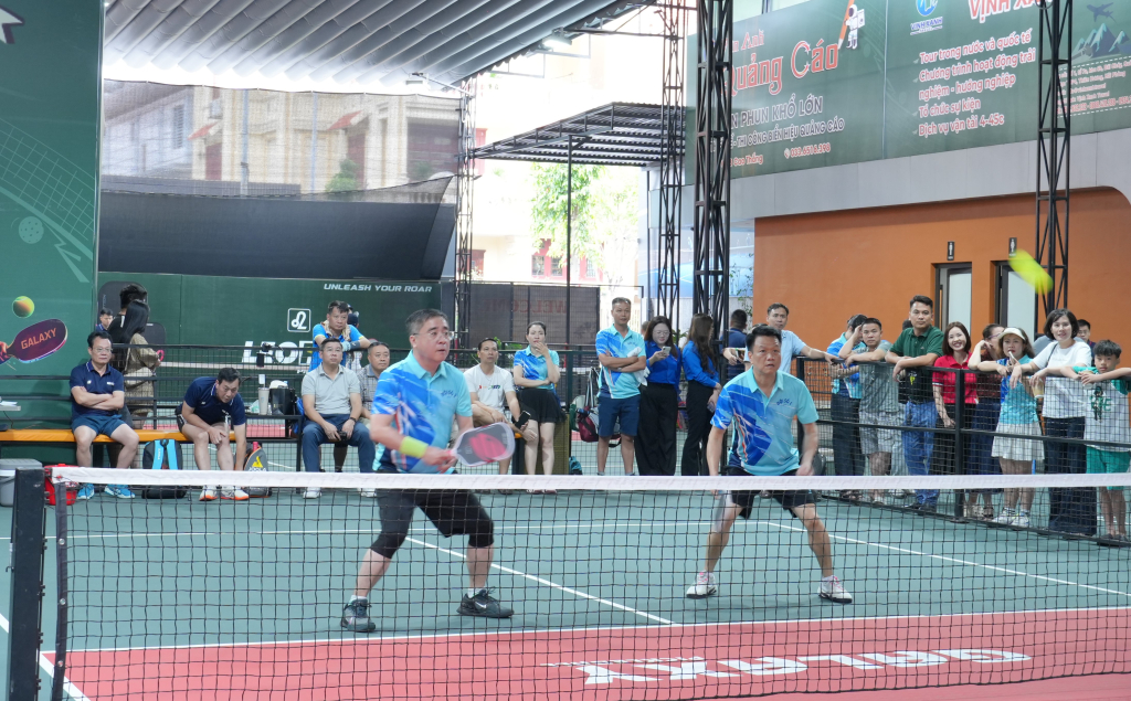 C&aacute;c vận động vi&ecirc;n tham gia tranh t&agrave;i m&ocirc;n pickleball tại hội thao