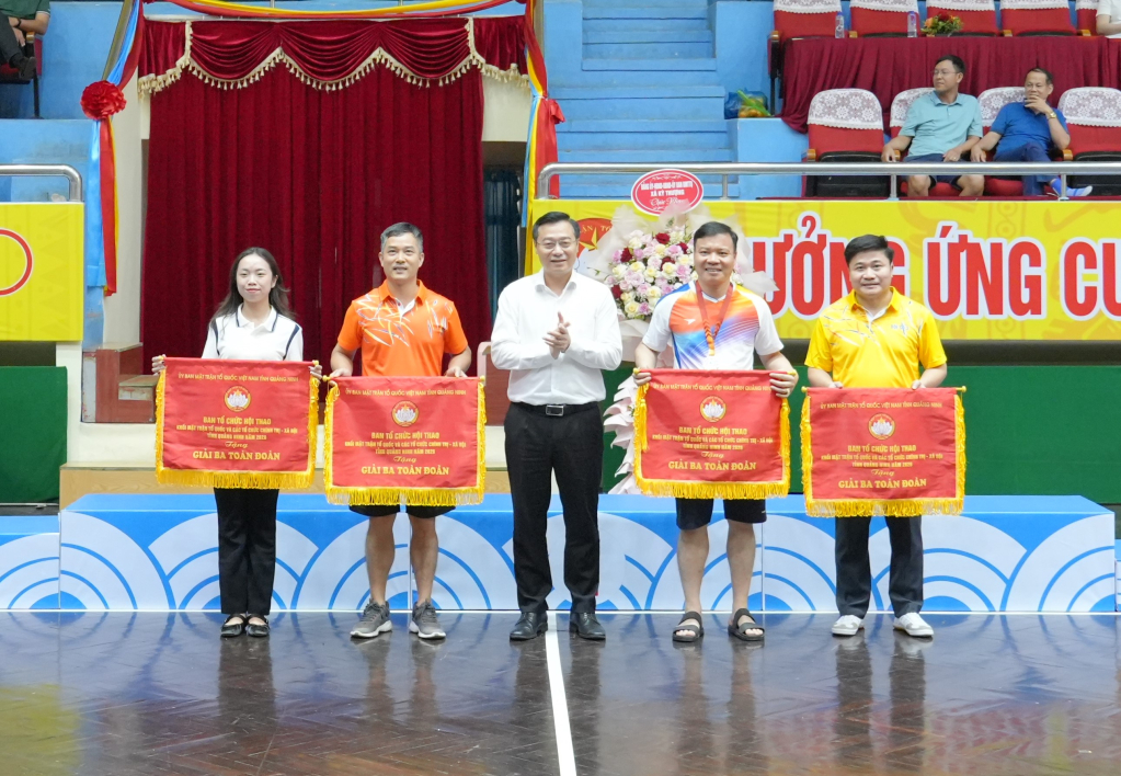 Giải ba to&agrave;n đo&agrave;n thuộc về đội 5, 3, 7 v&agrave; đội 13 gồm: phường U&ocirc;ng B&iacute;, Y&ecirc;n Tử, V&agrave;ng Danh, Đ&ocirc;ng Mai, Hiệp H&ograve;a, Hồng Gai, B&atilde;i Ch&aacute;y, Cao Xanh, Hạ Long, M&oacute;ng C&aacute;i 1, M&oacute;ng C&aacute;i 2, M&oacute;ng C&aacute;i 3, Hải Ninh, Hải Sơn, Vĩnh Thực v&agrave; c&aacute;c Hội quần ch&uacute;ng do Đảng v&agrave; nh&agrave; nước giao nhiệm vụ.