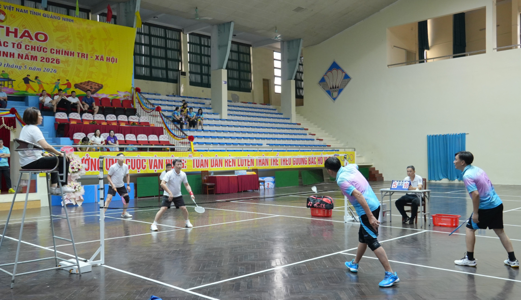 C&aacute;c tay vợt chắt chiu từng pha b&oacute;ng trong trận chung kết m&ocirc;n cầu l&ocirc;ng tại Hội thao