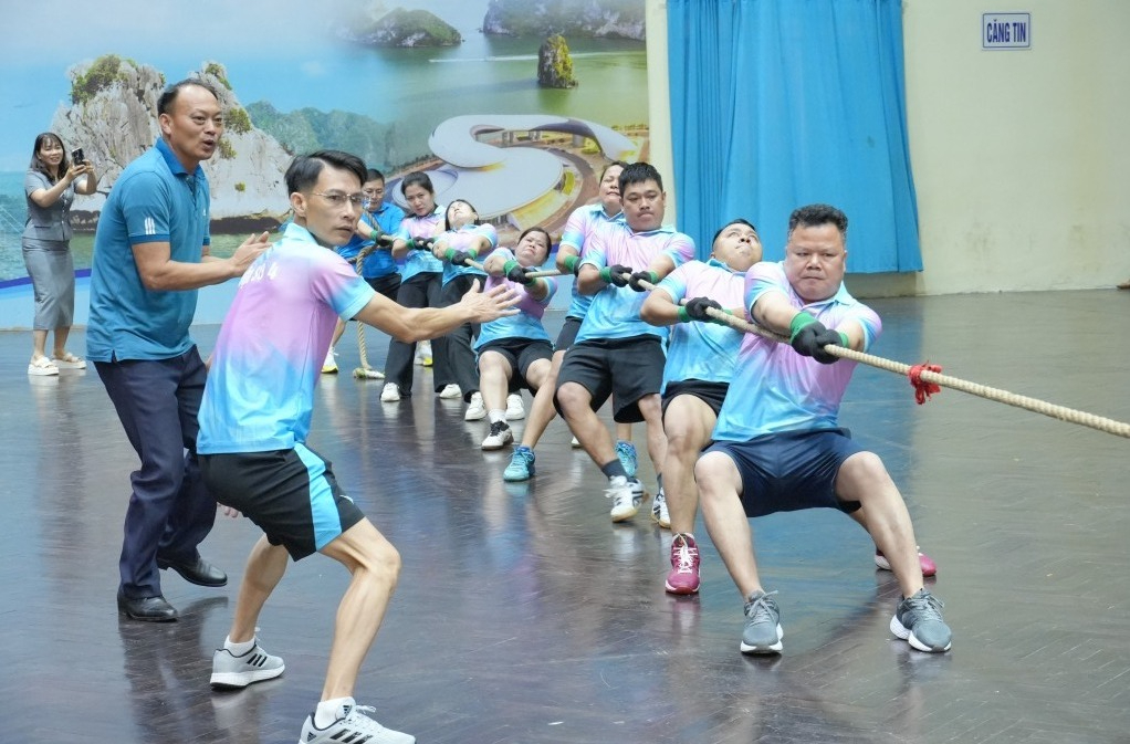  Vận động vi&ecirc;n của 2 đội quyết t&acirc;m thi đấu gi&agrave;nh chiến thắng trong trận chung kết m&ocirc;n k&eacute;o co