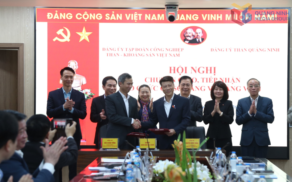 Lễ ký biên bản bàn giao, tiếp nhận các tổ chức Đảng trực thuộc Đảng bộ Tập đoàn Công nghiệp Than - Khoáng sản Việt Nam về trực thuộc Đảng bộ Than Quảng Ninh vào tháng 1/2026. Ảnh: Phạm Tăng