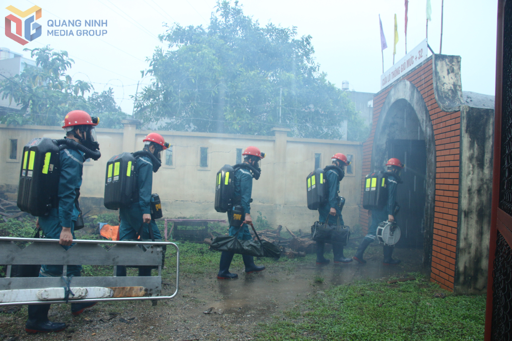 Đội viên Trạm cấp cứu mỏ Hạ Long vào đường lò tại Khu nghiên cứu và thực nghiệm cấp cứu mỏ thực hành các phương án cứu nạn.