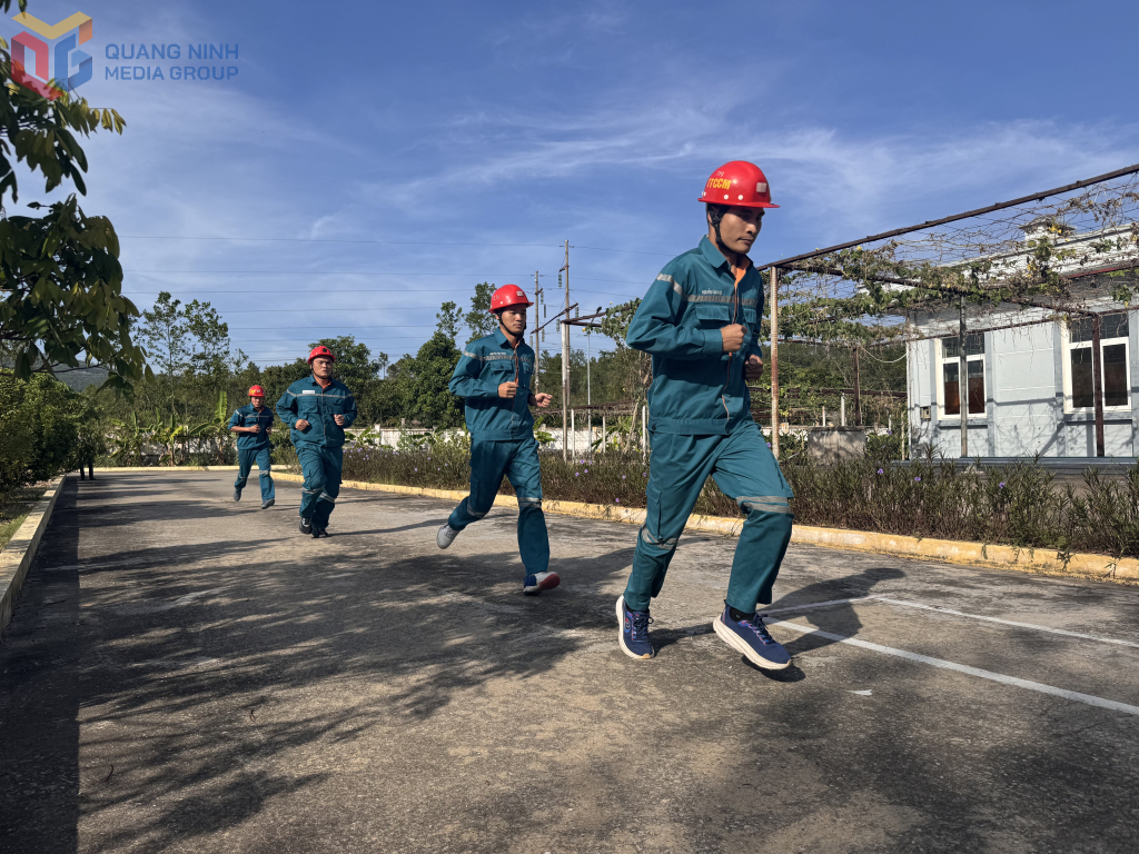 Cán bộ, chiến sĩ Trạm Cấp cứu mỏ Uông Bí, Trung tâm Cấp cứu mỏ TKV thực hiện bài chạy thể lực 3.000m mỗi ngày. Ảnh: Hoàng Yến